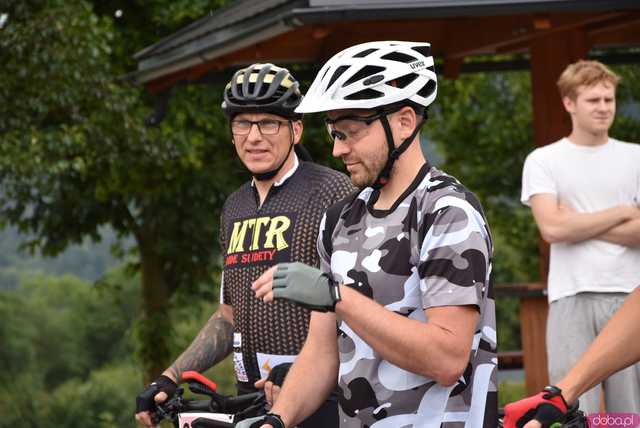 [FOTO, WIDEO] Burmistrz na motocyklu, krew na rynku i tłumy na rowerach, czyli otwarcie sezonu rowerowego w Bardzie