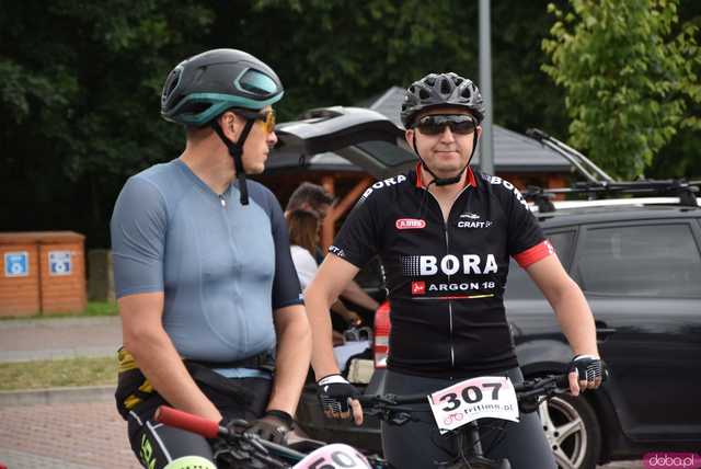 [FOTO, WIDEO] Burmistrz na motocyklu, krew na rynku i tłumy na rowerach, czyli otwarcie sezonu rowerowego w Bardzie