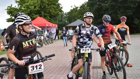[FOTO, WIDEO] Burmistrz na motocyklu, krew na rynku i tłumy na rowerach, czyli otwarcie sezonu rowerowego w Bardzie