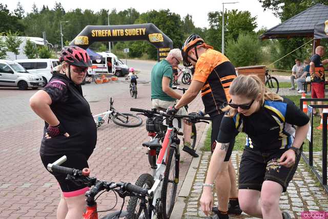 [FOTO, WIDEO] Burmistrz na motocyklu, krew na rynku i tłumy na rowerach, czyli otwarcie sezonu rowerowego w Bardzie