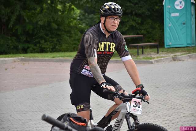 [FOTO, WIDEO] Burmistrz na motocyklu, krew na rynku i tłumy na rowerach, czyli otwarcie sezonu rowerowego w Bardzie
