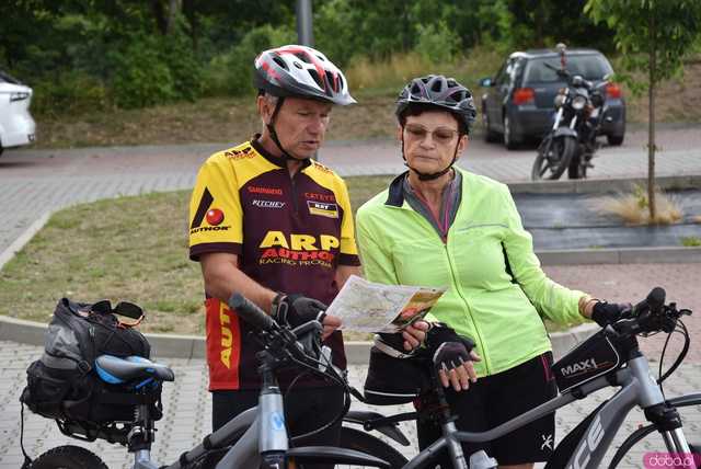 [FOTO, WIDEO] Burmistrz na motocyklu, krew na rynku i tłumy na rowerach, czyli otwarcie sezonu rowerowego w Bardzie