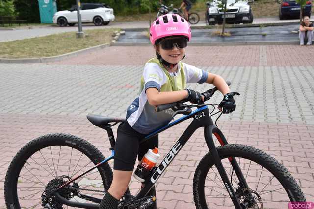 [FOTO, WIDEO] Burmistrz na motocyklu, krew na rynku i tłumy na rowerach, czyli otwarcie sezonu rowerowego w Bardzie