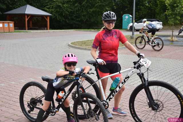[FOTO, WIDEO] Burmistrz na motocyklu, krew na rynku i tłumy na rowerach, czyli otwarcie sezonu rowerowego w Bardzie