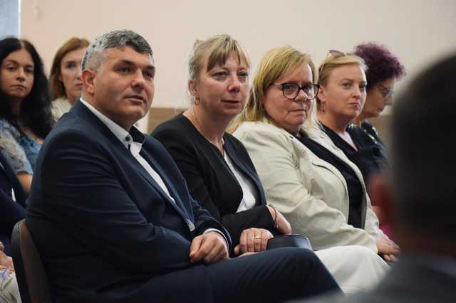 [FOTO] Szefowa MEN w Słupcu. Samorządowcy z powiatu ząbkowickiego nie kryli obaw o przyszłość małych szkół