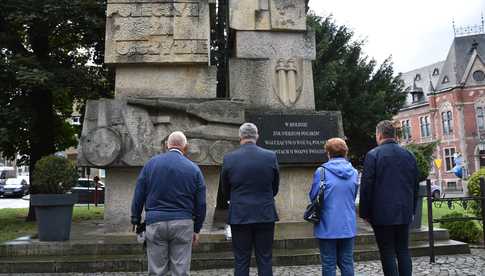 [FOTO] Deszcz nie zwolnił nas z obowiązku upamiętnienia wszystkich walczących w Powstaniu Warszawskim 