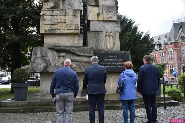 [FOTO] Deszcz nie zwolnił nas z obowiązku upamiętnienia wszystkich walczących w Powstaniu Warszawskim 