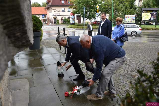 [FOTO] Deszcz nie zwolnił nas z obowiązku upamiętnienia wszystkich walczących w Powstaniu Warszawskim 