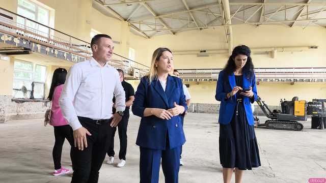 [FOTO] Zamknięta od miesięcy hala sportowa w Kamieńcu zmienia się nie do poznania. Magdalena Roguska i Anna Żabska nadzorowały prace 