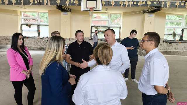 [FOTO] Zamknięta od miesięcy hala sportowa w Kamieńcu zmienia się nie do poznania. Magdalena Roguska i Anna Żabska nadzorowały prace 
