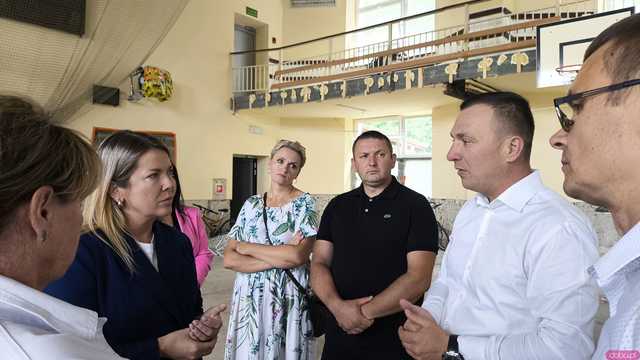 [FOTO] Zamknięta od miesięcy hala sportowa w Kamieńcu zmienia się nie do poznania. Magdalena Roguska i Anna Żabska nadzorowały prace 