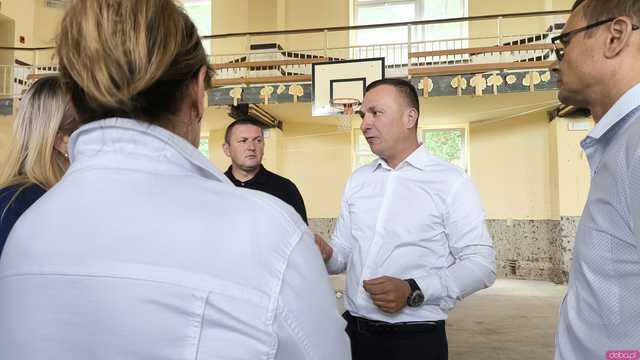 [FOTO] Zamknięta od miesięcy hala sportowa w Kamieńcu zmienia się nie do poznania. Magdalena Roguska i Anna Żabska nadzorowały prace 
