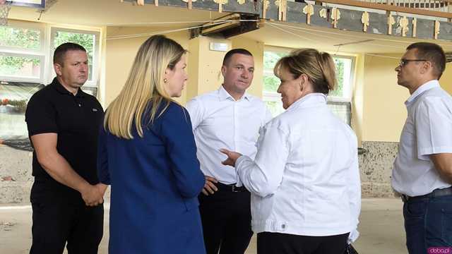 [FOTO] Zamknięta od miesięcy hala sportowa w Kamieńcu zmienia się nie do poznania. Magdalena Roguska i Anna Żabska nadzorowały prace 