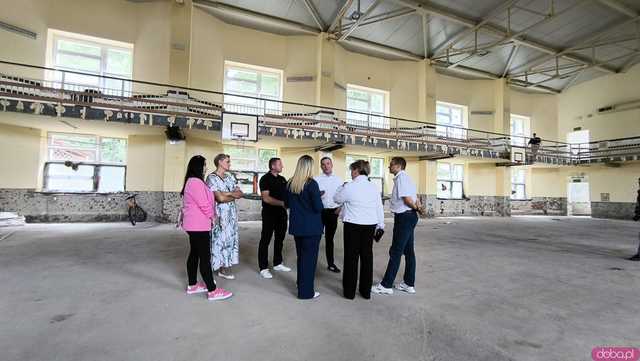 [FOTO] Zamknięta od miesięcy hala sportowa w Kamieńcu zmienia się nie do poznania. Magdalena Roguska i Anna Żabska nadzorowały prace 