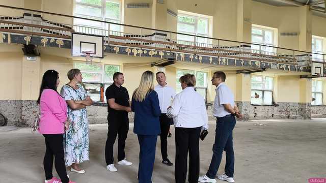 [FOTO] Zamknięta od miesięcy hala sportowa w Kamieńcu zmienia się nie do poznania. Magdalena Roguska i Anna Żabska nadzorowały prace 