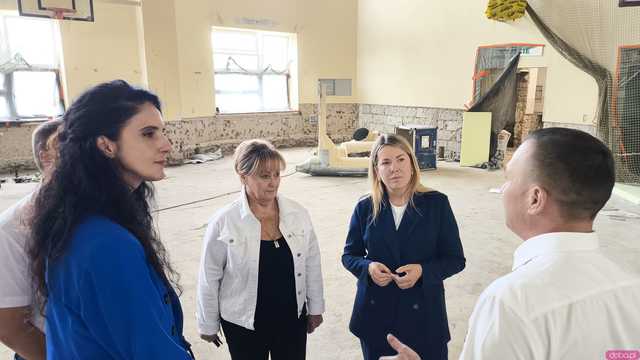 [FOTO] Zamknięta od miesięcy hala sportowa w Kamieńcu zmienia się nie do poznania. Magdalena Roguska i Anna Żabska nadzorowały prace 