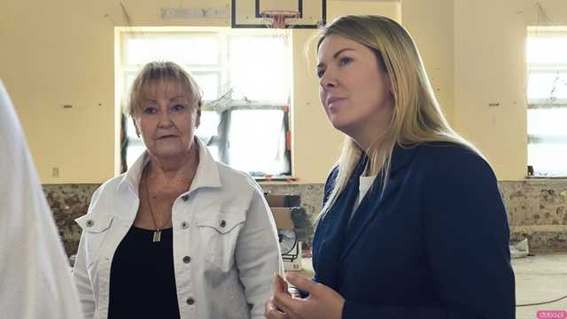 [FOTO] Zamknięta od miesięcy hala sportowa w Kamieńcu zmienia się nie do poznania. Magdalena Roguska i Anna Żabska nadzorowały prace 