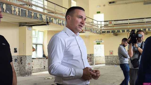 [FOTO] Zamknięta od miesięcy hala sportowa w Kamieńcu zmienia się nie do poznania. Magdalena Roguska i Anna Żabska nadzorowały prace 