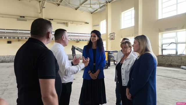 [FOTO] Zamknięta od miesięcy hala sportowa w Kamieńcu zmienia się nie do poznania. Magdalena Roguska i Anna Żabska nadzorowały prace 