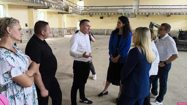 [FOTO] Zamknięta od miesięcy hala sportowa w Kamieńcu zmienia się nie do poznania. Magdalena Roguska i Anna Żabska nadzorowały prace 