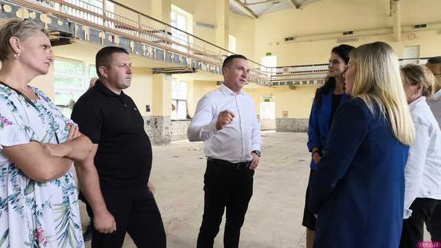 [FOTO] Zamknięta od miesięcy hala sportowa w Kamieńcu zmienia się nie do poznania. Magdalena Roguska i Anna Żabska nadzorowały prace 