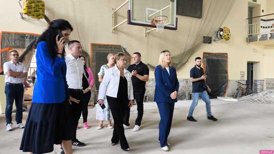 [FOTO] Zamknięta od miesięcy hala sportowa w Kamieńcu zmienia się nie do poznania. Magdalena Roguska i Anna Żabska nadzorowały prace 
