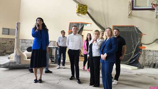 [FOTO] Zamknięta od miesięcy hala sportowa w Kamieńcu zmienia się nie do poznania. Magdalena Roguska i Anna Żabska nadzorowały prace 