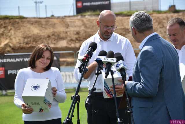 [FOTO, WIDEO] „Nie obiecujemy, tylko realizujemy Wizyta Ministra Sportu w Ząbkowicach przyniosła konkretne deklaracje 