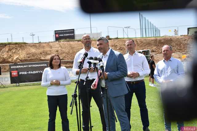 [FOTO, WIDEO] „Nie obiecujemy, tylko realizujemy Wizyta Ministra Sportu w Ząbkowicach przyniosła konkretne deklaracje 