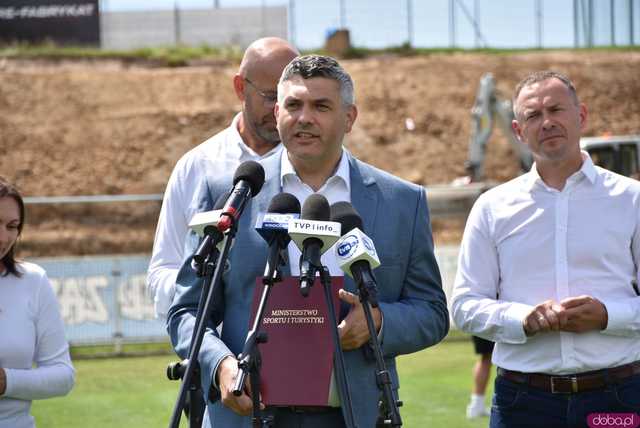 [FOTO, WIDEO] „Nie obiecujemy, tylko realizujemy Wizyta Ministra Sportu w Ząbkowicach przyniosła konkretne deklaracje 