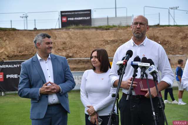[FOTO, WIDEO] „Nie obiecujemy, tylko realizujemy Wizyta Ministra Sportu w Ząbkowicach przyniosła konkretne deklaracje 