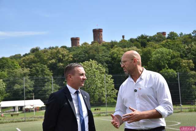 [FOTO] Nowa era sportu w Kamieńcu Ząbkowickim? Minister Sportu sprzedał burmistrzowi kilka ciekawych pomysłów 