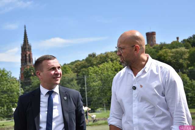[FOTO] Nowa era sportu w Kamieńcu Ząbkowickim? Minister Sportu sprzedał burmistrzowi kilka ciekawych pomysłów 
