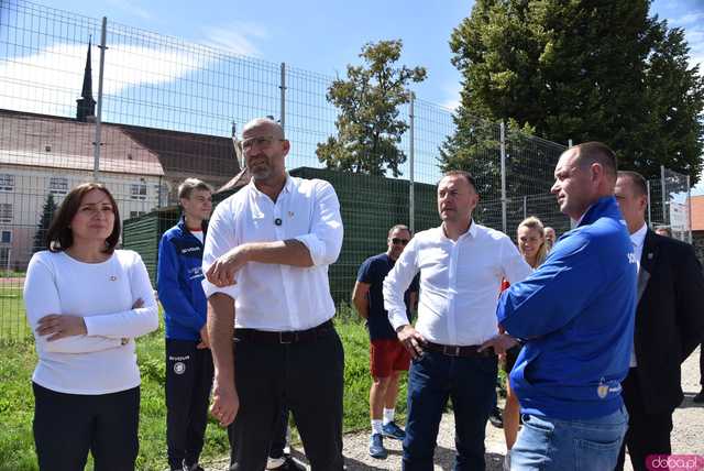 [FOTO] Nowa era sportu w Kamieńcu Ząbkowickim? Minister Sportu sprzedał burmistrzowi kilka ciekawych pomysłów 