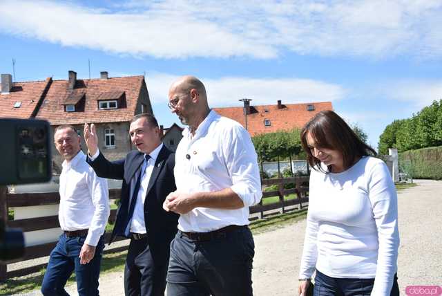 [FOTO] Nowa era sportu w Kamieńcu Ząbkowickim? Minister Sportu sprzedał burmistrzowi kilka ciekawych pomysłów 