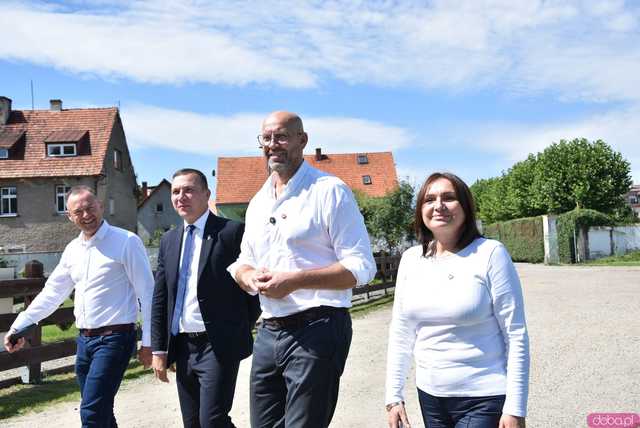 [FOTO] Nowa era sportu w Kamieńcu Ząbkowickim? Minister Sportu sprzedał burmistrzowi kilka ciekawych pomysłów 