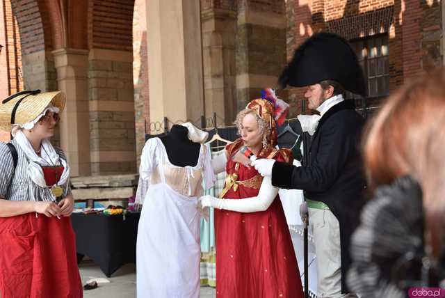 [FOTO, WIDEO] W cieniu rewolucji, w blasku elegancji. Pałac Marianny Orańskiej ożył w klimacie epoki napoleońskiej