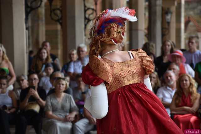 [FOTO, WIDEO] W cieniu rewolucji, w blasku elegancji. Pałac Marianny Orańskiej ożył w klimacie epoki napoleońskiej
